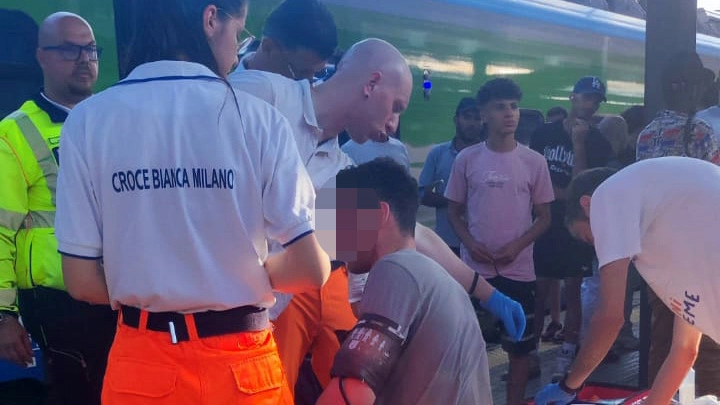 Il giovane ferito viene soccorso sulla banchina della stazione di Pioltello Il giovane ferito viene soccorso sulla banchina della stazione di Pioltello
