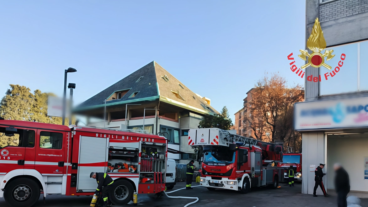Vasto dispiegamento di mezzi dei pompieri per circoscrivere le fiamme. Chiusi per sicurezza supermercato e attività commerciali, ma nessun ferito. Vasto dispiegamento di mezzi dei pompieri per circoscrivere le fiamme. Chiusi per sicurezza supermercato e attività commerciali, ma nessun ferito.