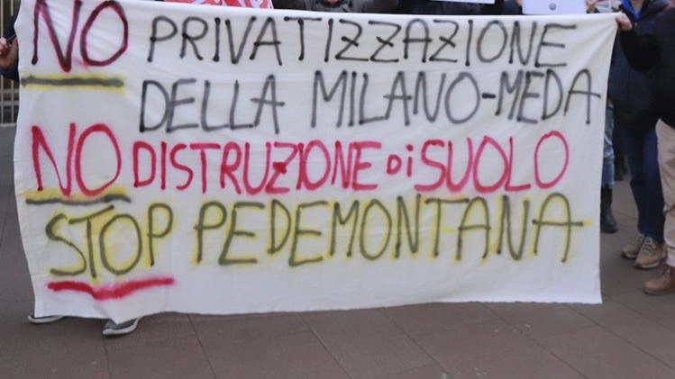 La protesta davanti al palazzo della Regione per dire no al pedaggio sulla Milano-Meda