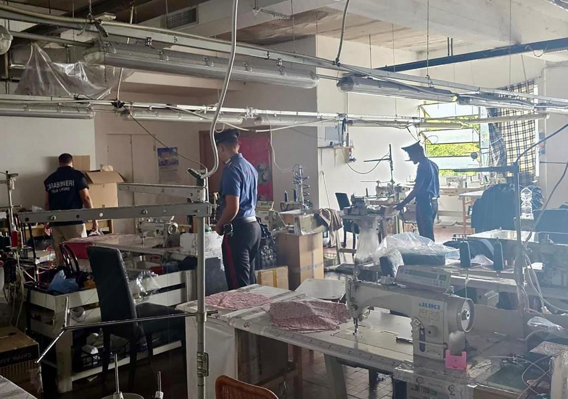 blitz in un capannone a baranzate in 28 nella fabbrica dormitorio