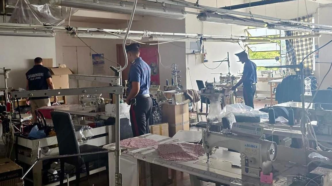 Scoperto grande laboratorio tessile abusivo in via Montespluga a Baranzate dove lavoravano in condizioni di caporalato e sfruttamento 28 dipendenti, tutti cinesi Scoperto grande laboratorio tessile abusivo in via Montespluga a Baranzate dove lavoravano in condizioni di caporalato e sfruttamento 28 dipendenti, tutti cinesi
