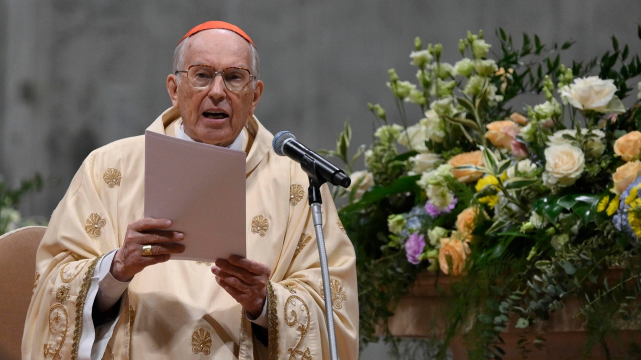 Il cardinale Giovanni Battista Re ha celebrato la Veglia Pasquale nella cattedrale di San Pietro a Roma