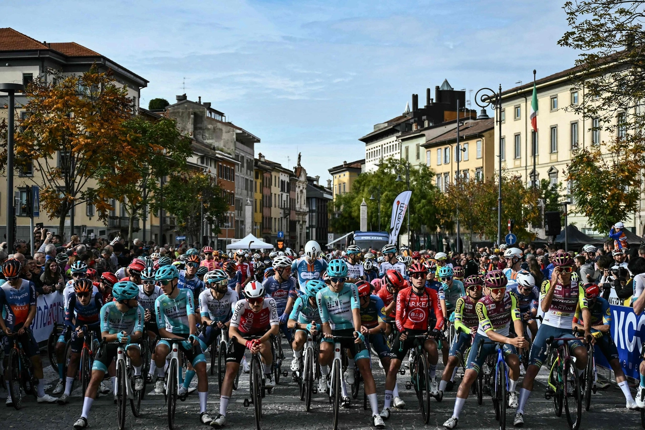 I corridori attendono il via dell'edizione 2024 del Giro di Lombardia