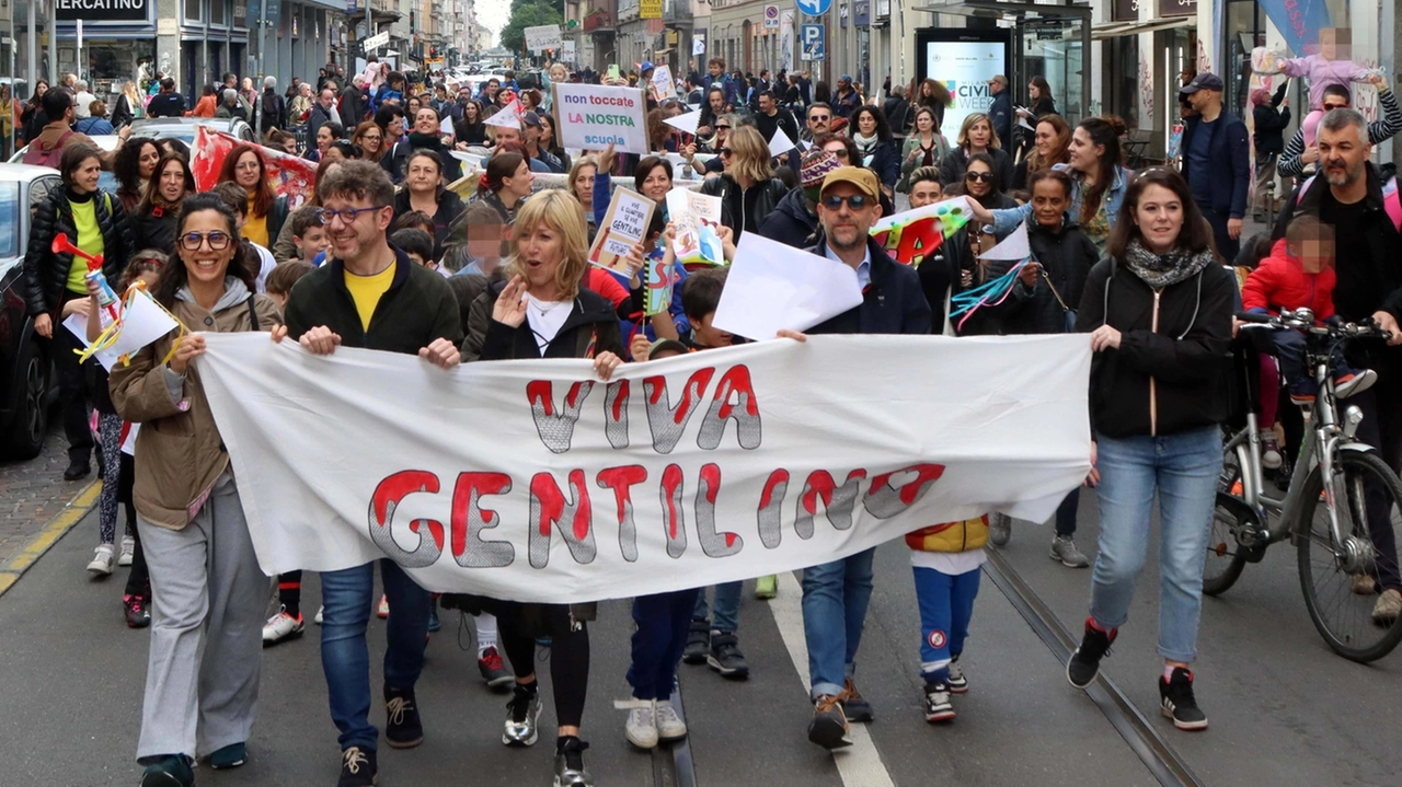 Il corteo in corso San Gottardo per salvare la scuola materna di via Gentilino (Foto Salmoirago)