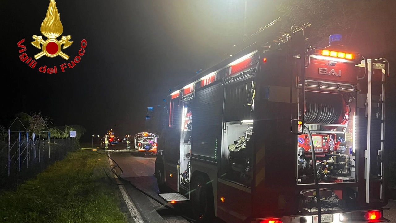 Cunardo, incidente stradale nella notte: sul posto i vigili del fuoco Cunardo, incidente stradale nella notte: sul posto i vigili del fuoco