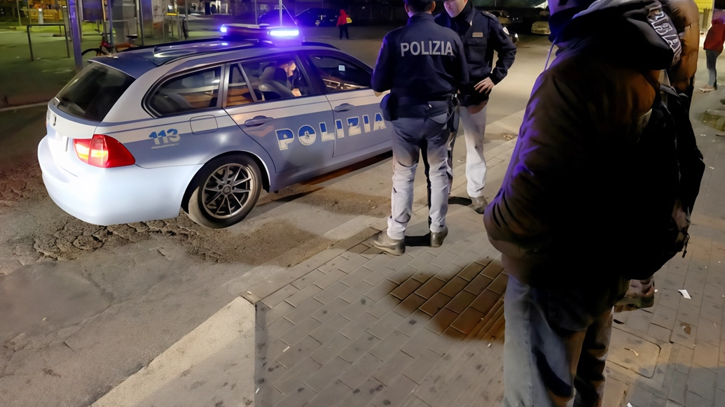 Una fuga in motorino, le strade prese in contromano. I poliziotti alle calcagna e alla fine, il fuggitivo getta a... Una fuga in motorino, le strade prese in contromano. I poliziotti alle calcagna e alla fine, il fuggitivo getta a...
