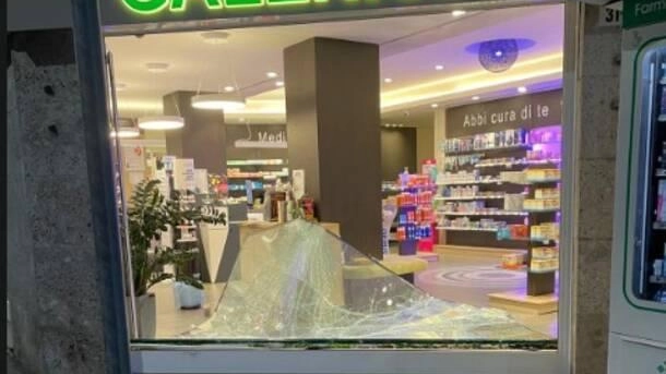 La vetrina della farmacia presa a calci dal ladro che è riuscito ad entrare e a portare via il registratore di cassa La vetrina della farmacia presa a calci dal ladro che è riuscito ad entrare e a portare via il registratore di cassa