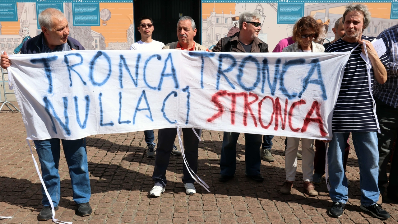 Uno striscione degli inquilini del Pat durante una protesta in piazza Scala contro la costituzione del fondo Uno striscione degli inquilini del Pat durante una protesta in piazza Scala contro la costituzione del fondo