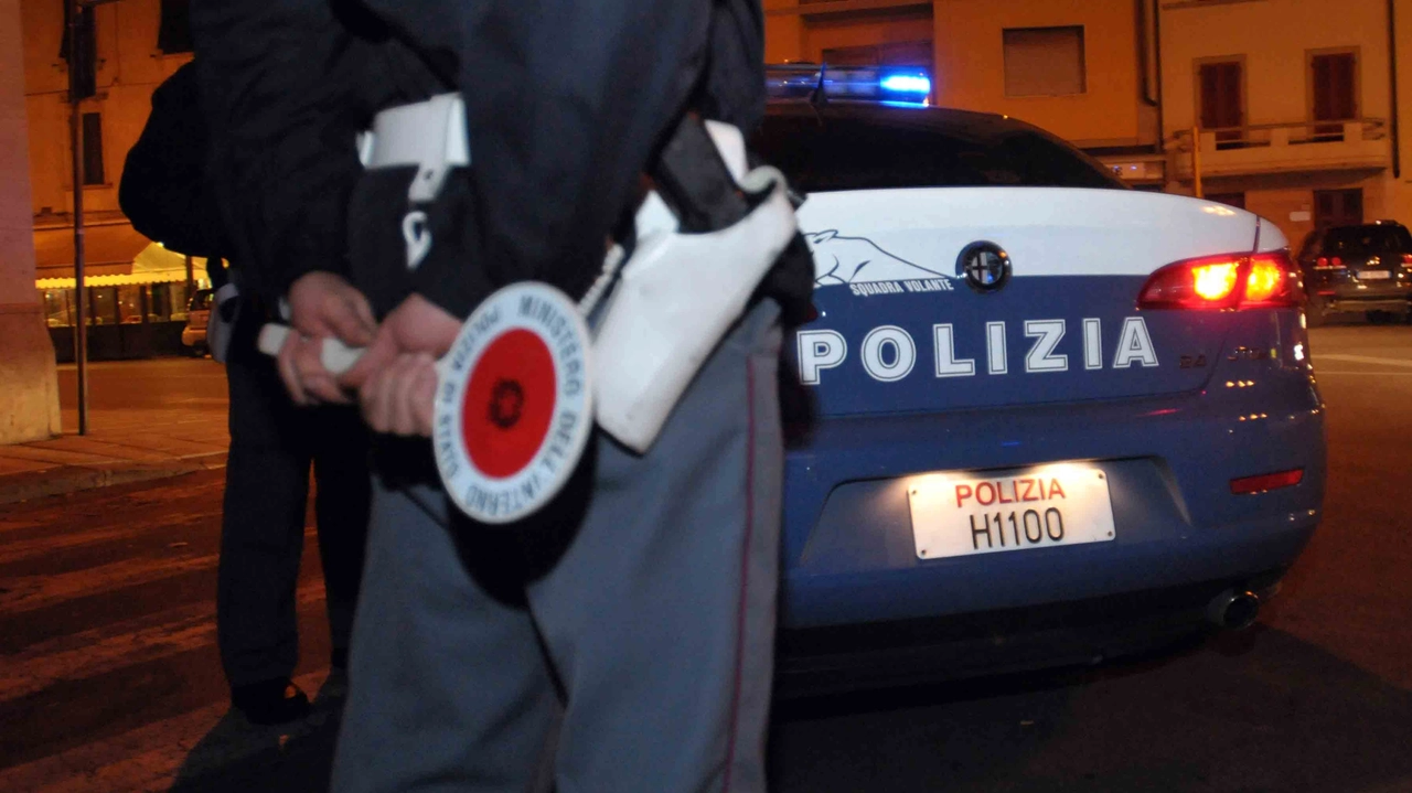 Posto di blocco della polizia (Foto archivio) Posto di blocco della polizia (Foto archivio)
