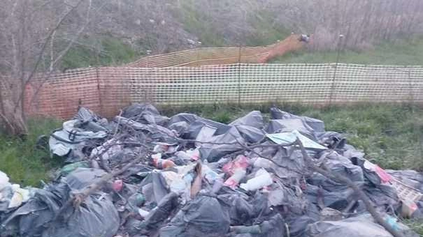 I rifiuti abbandonati Il Comitato ha anche ricevuto segnalazioni di presenza di fumo e odore acre in particolare in via Cavour