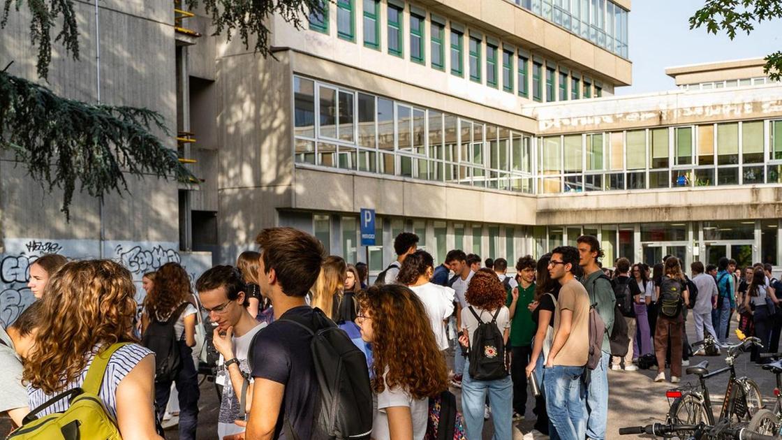 Liceo Casiraghi. Classi accorpate. Scatta la protesta Liceo Casiraghi. Classi accorpate. Scatta la protesta