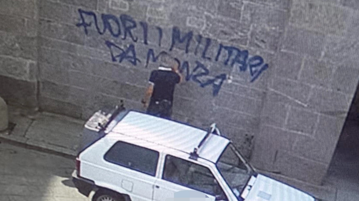La scritta spray sull'Arengario La scritta spray sull'Arengario