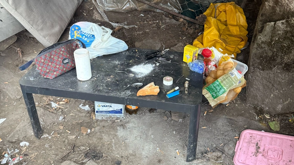 Il tavolino con la cocaina da tagliare