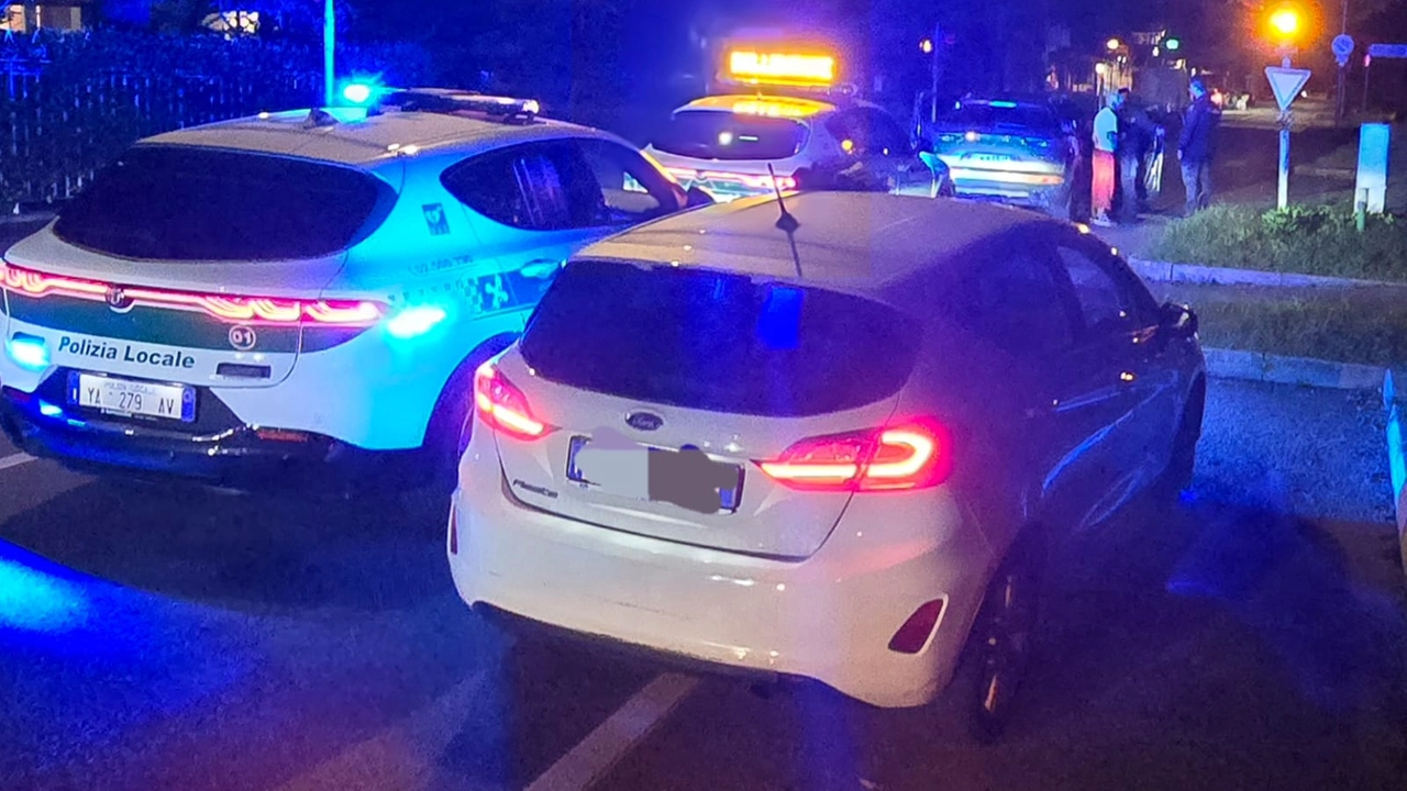 La polizia locale nervianese mentre controlla le auto La polizia locale nervianese mentre controlla le auto