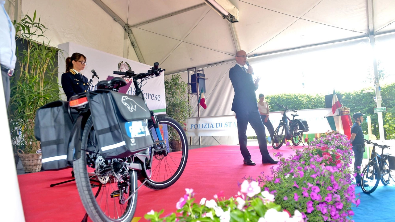 La cerimonia di consegna delle quattro bici elettriche alla Questura di Varese che si è svolta ai Giardini Estensi La cerimonia di consegna delle quattro bici elettriche alla Questura di Varese che si è svolta ai Giardini Estensi