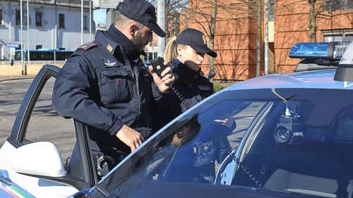 La polizia è intervenuta domenica pomeriggio scongiurando il pestaggio di due diciassettenni da parte di un gruppo di minorenni
