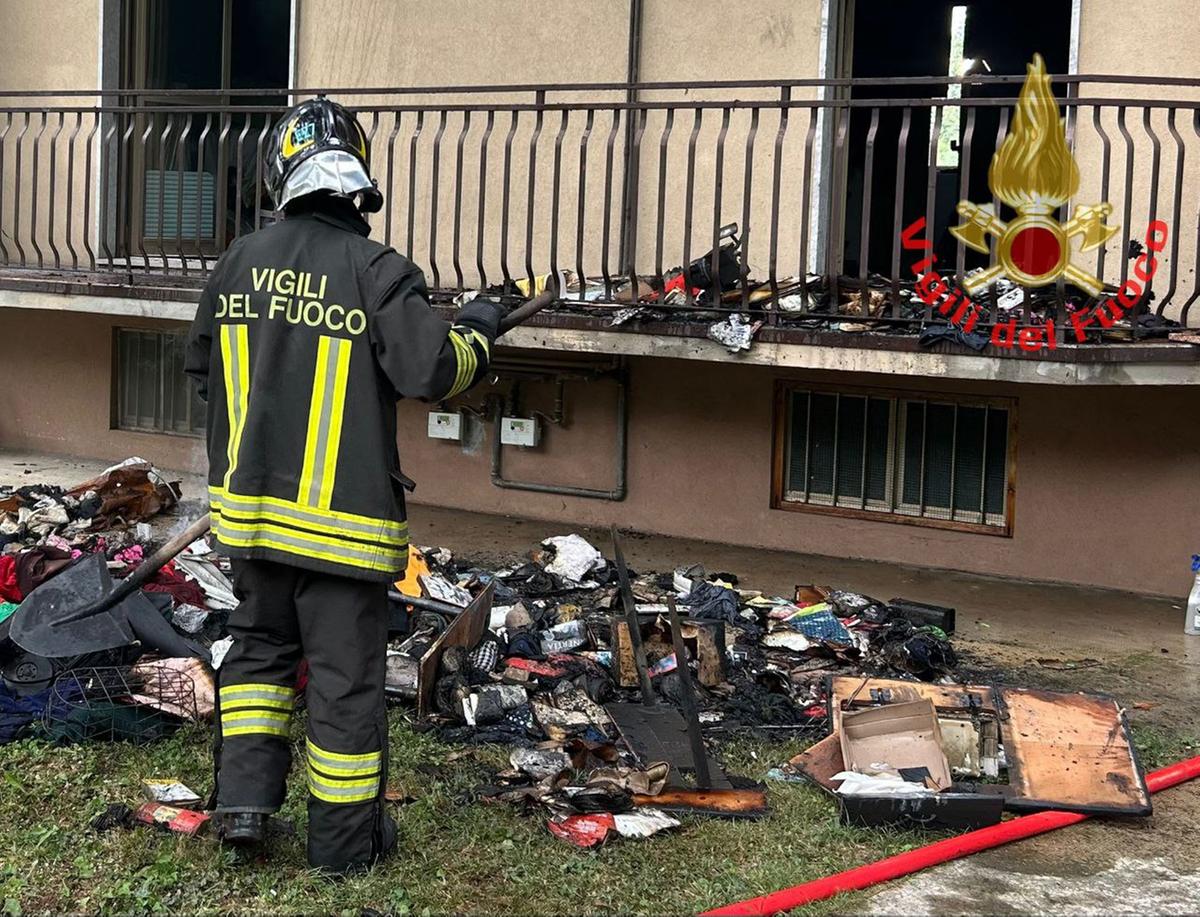 Incendio a Monza, evacuata una palazzina di tre piani: soccorse 5 persone