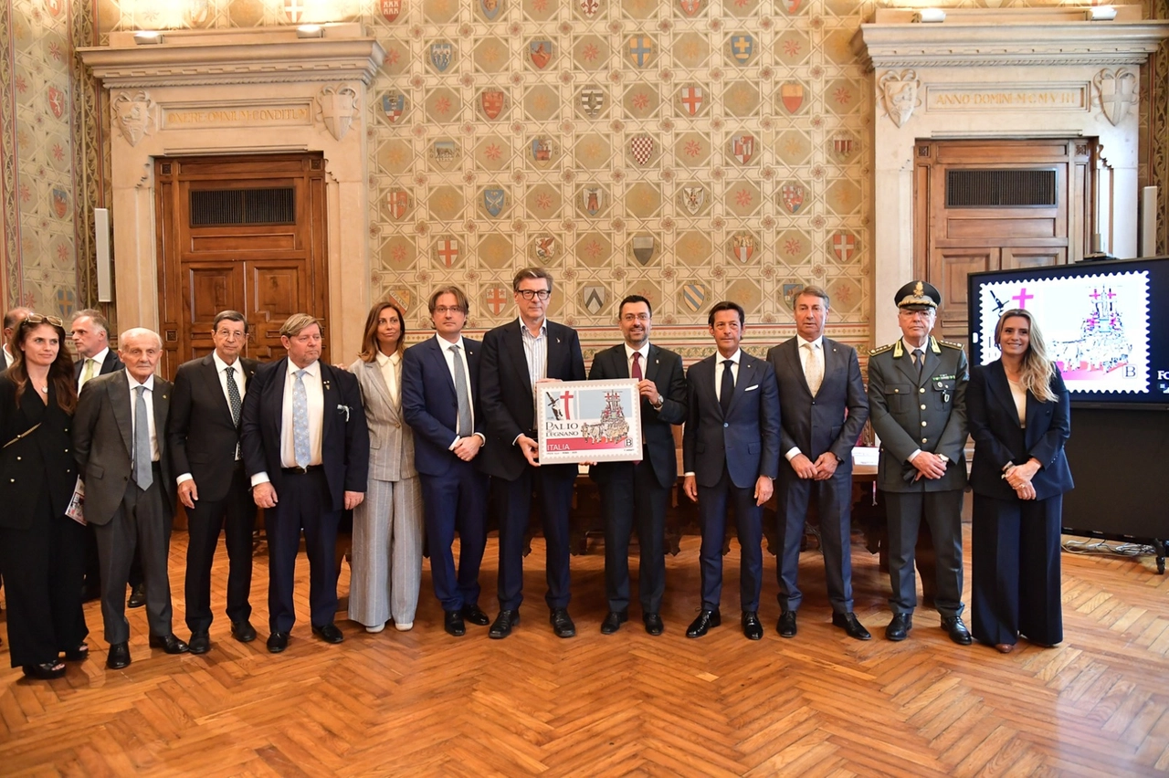La cerimonia per l'annullo filatelico dedicato al Palio a Palazzo Malinverni