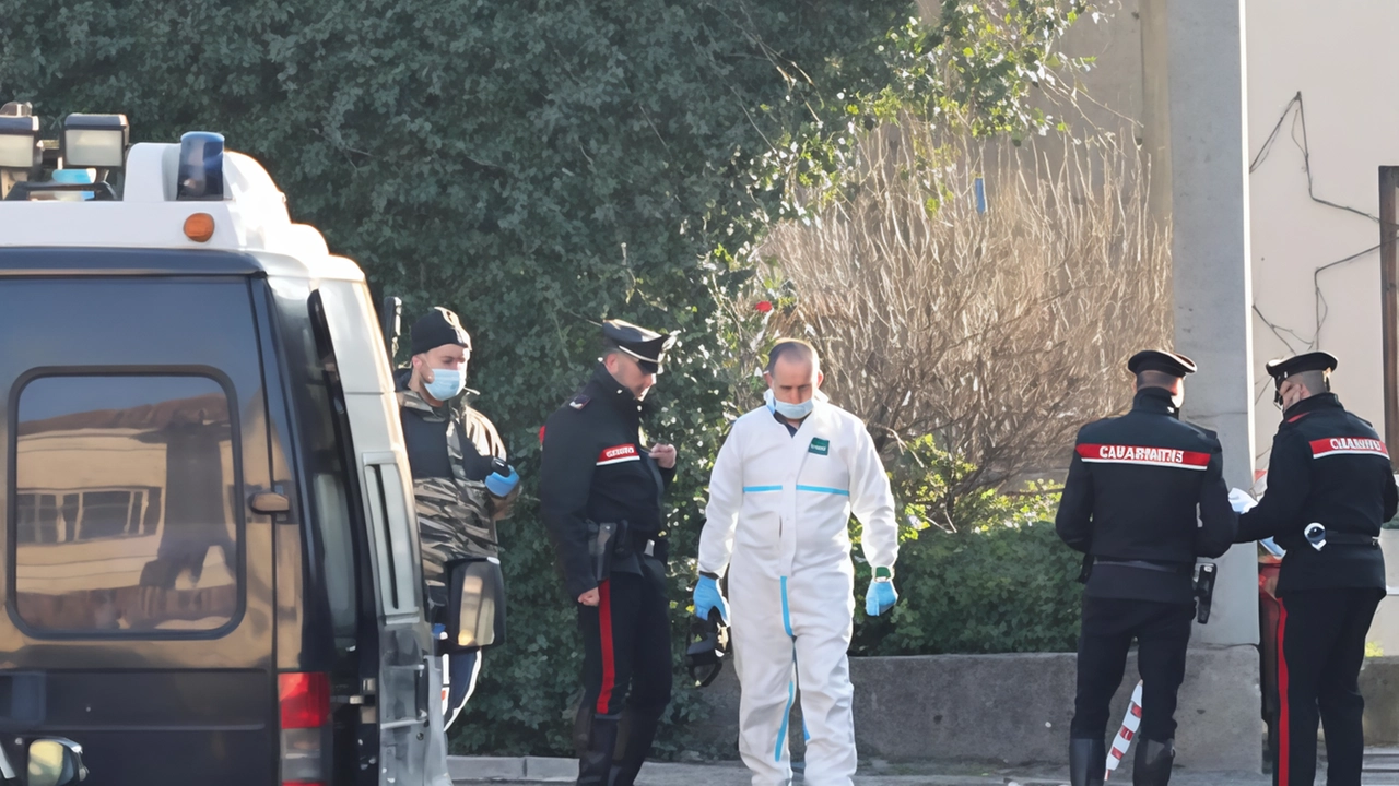 I rilievi. dei carabinieri. fuori dalla sala. del centro anziani. di Provaglio. dove Comelli. è stato accoltellato. a Capodanno. I rilievi. dei carabinieri. fuori dalla sala. del centro anziani. di Provaglio. dove Comelli. è stato accoltellato. a Capodanno.