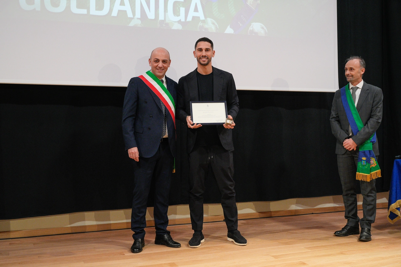 ll calciatore Edoardo Goldaniga assieme al sindaco Francesco Passerini