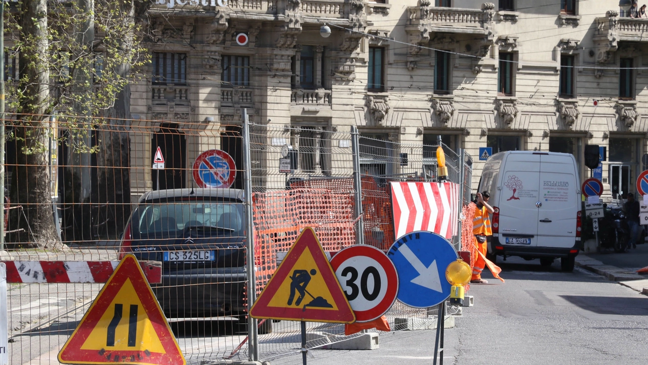 Un cantiere stradale a Milano (Immagine d'archivio)