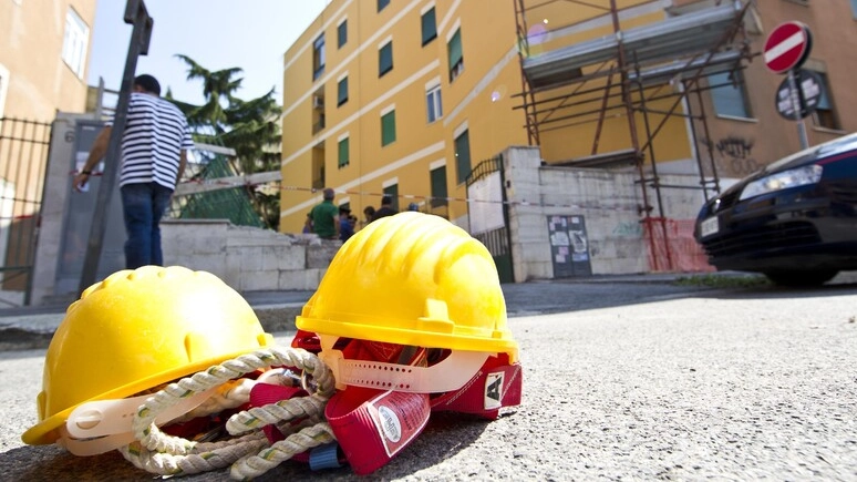 Morti e feriti sul lavoro: dati allarmanti dalla Lombardia (foto repertorio Ansa) Morti e feriti sul lavoro: dati allarmanti dalla Lombardia (foto repertorio Ansa)