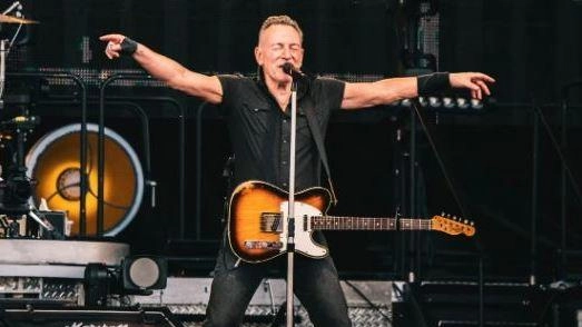 Maria Grazia e Gabriella Gargioni, fan del rocker americano, sempre presenti a San Siro "Nel 1992 ho incontrato Bruce e gli ho chiesto un autografo. Anzi due, pure per mia sorella". Maria Grazia e Gabriella Gargioni, fan del rocker americano, sempre presenti a San Siro "Nel 1992 ho incontrato Bruce e gli ho chiesto un autografo. Anzi due, pure per mia sorella".