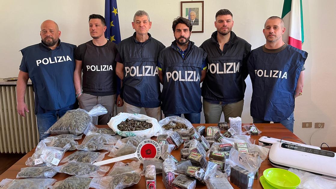 Venti chili di droga sul tetto, smantellato market dello spaccio fra Crema e Treviglio: pusher arrestato Venti chili di droga sul tetto, smantellato market dello spaccio fra Crema e Treviglio: pusher arrestato