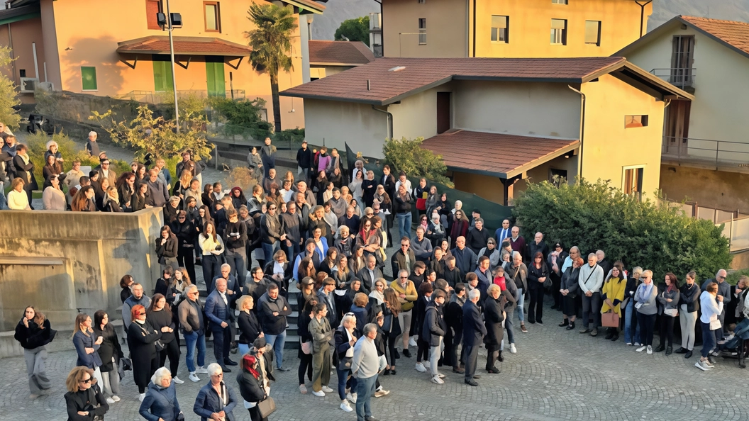I funerali di Sara Centelleghe ieri pomeriggio nella chiesa di Costa Volpino I funerali di Sara Centelleghe ieri pomeriggio nella chiesa di Costa Volpino