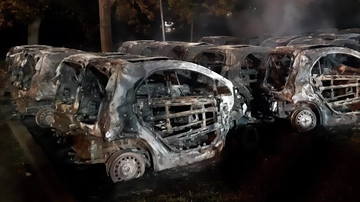 Smart a fuoco, c’è la pista dolosa. Indagine sulle 23 auto di Enjoy in fiamme in un parcheggio di Milanofiori
