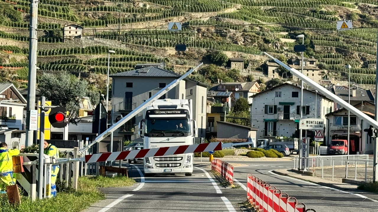 Passaggio a livello ai Troppi bloccato (foto ANSA/ANP) Passaggio a livello ai Troppi bloccato (foto ANSA/ANP)