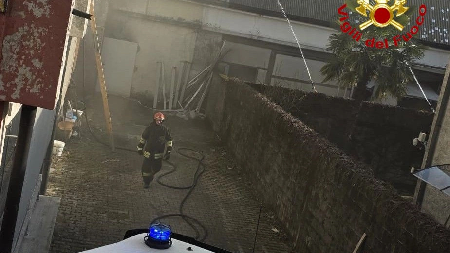 I vigili del fuoco hanno fatto di tutto per circoscrivere che le fiamme si diffondessero I vigili del fuoco hanno fatto di tutto per circoscrivere che le fiamme si diffondessero