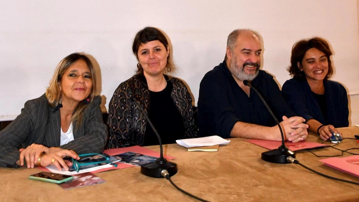 Il progetto "Cinescatti: Pavia raccontata dai tuoi film di famiglia" dell'Archivio Cinescatti di Lab 80 Film di Bergamo permette ai cittadini di consegnare vecchie bobine per restaurarle e restituirle in formato digitale, valorizzando la memoria collettiva del territorio. Il progetto "Cinescatti: Pavia raccontata dai tuoi film di famiglia" dell'Archivio Cinescatti di Lab 80 Film di Bergamo permette ai cittadini di consegnare vecchie bobine per restaurarle e restituirle in formato digitale, valorizzando la memoria collettiva del territorio.