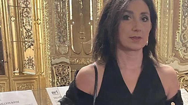 Rossella De Cicco si è specializzata in performance estemporanea di scrittura personalizzata dal vivo Rossella De Cicco si è specializzata in performance estemporanea di scrittura personalizzata dal vivo