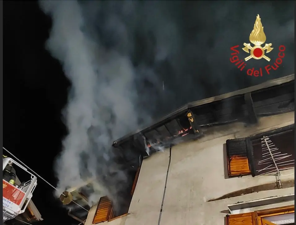 Schignano: brucia il tetto di una palazzina, evacuate due persone