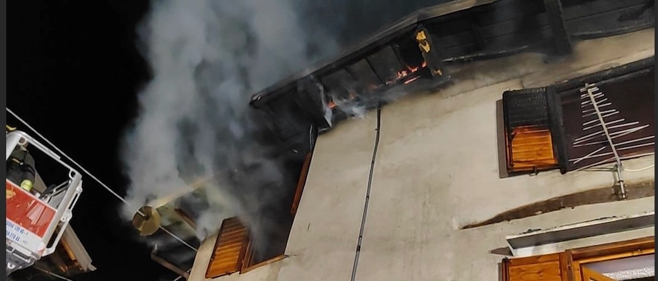 Schignano: brucia il tetto di una palazzina, evacuate due persone