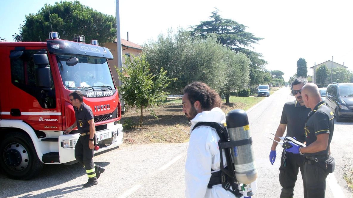 A San Colombano al Lambro, forte odore di gas in strada: intervento dei vigili del fuoco e autorità locali per individuare la perdita. Intervento provvisorio per ridurre disagi ai residenti. A San Colombano al Lambro, forte odore di gas in strada: intervento dei vigili del fuoco e autorità locali per individuare la perdita. Intervento provvisorio per ridurre disagi ai residenti.