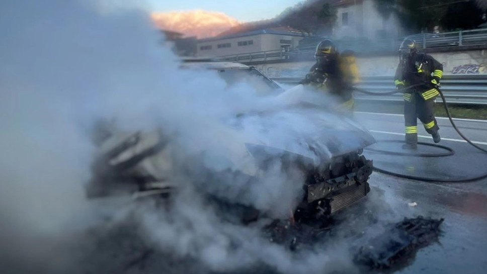 La Mazda andata in fiamme a Valmadrera La Mazda andata in fiamme a Valmadrera