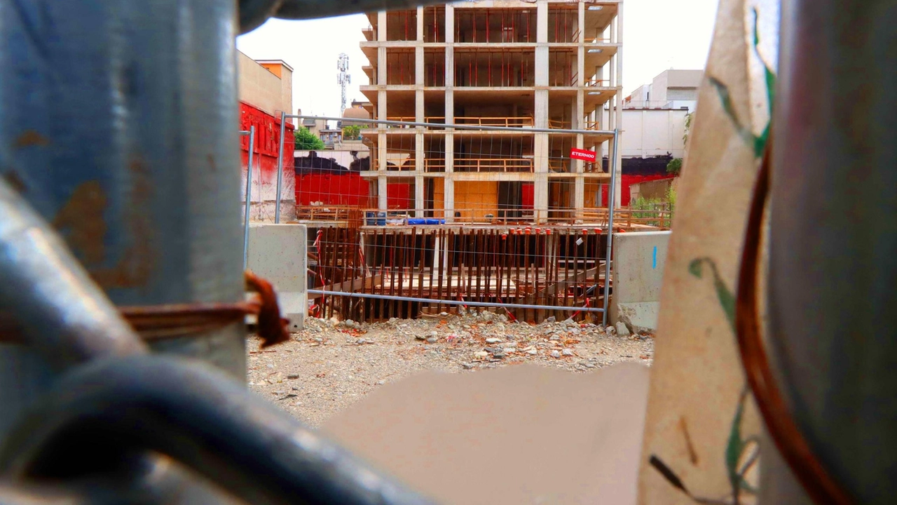 Il principio fissato dalla Cassazione, che ha respinto il ricorso della società "Il ripristino della legalità urbanistica violata ha la precedenza".