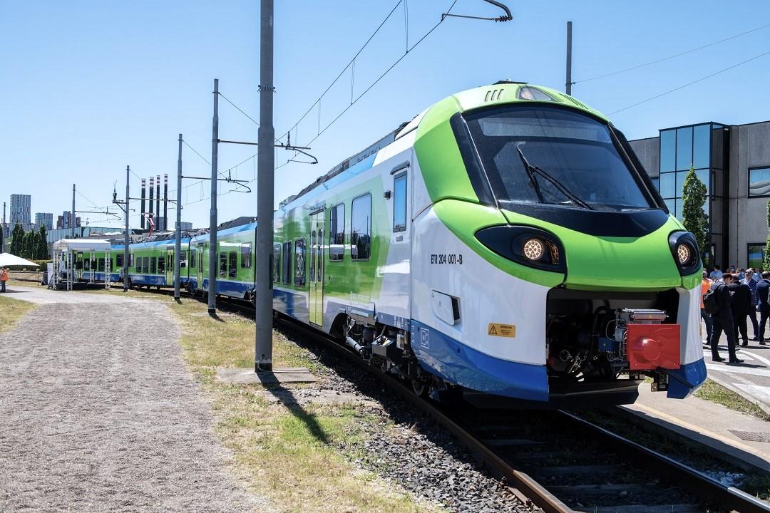 sciopero dei treni in arrivo a inizio settembre giornata nera per i pendolari della lombardia