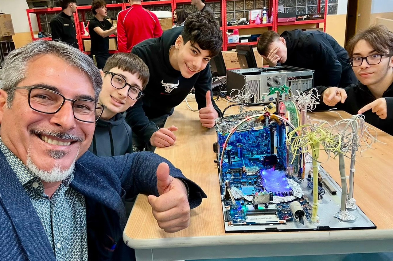 Il presepe realizzato con pc e cavi