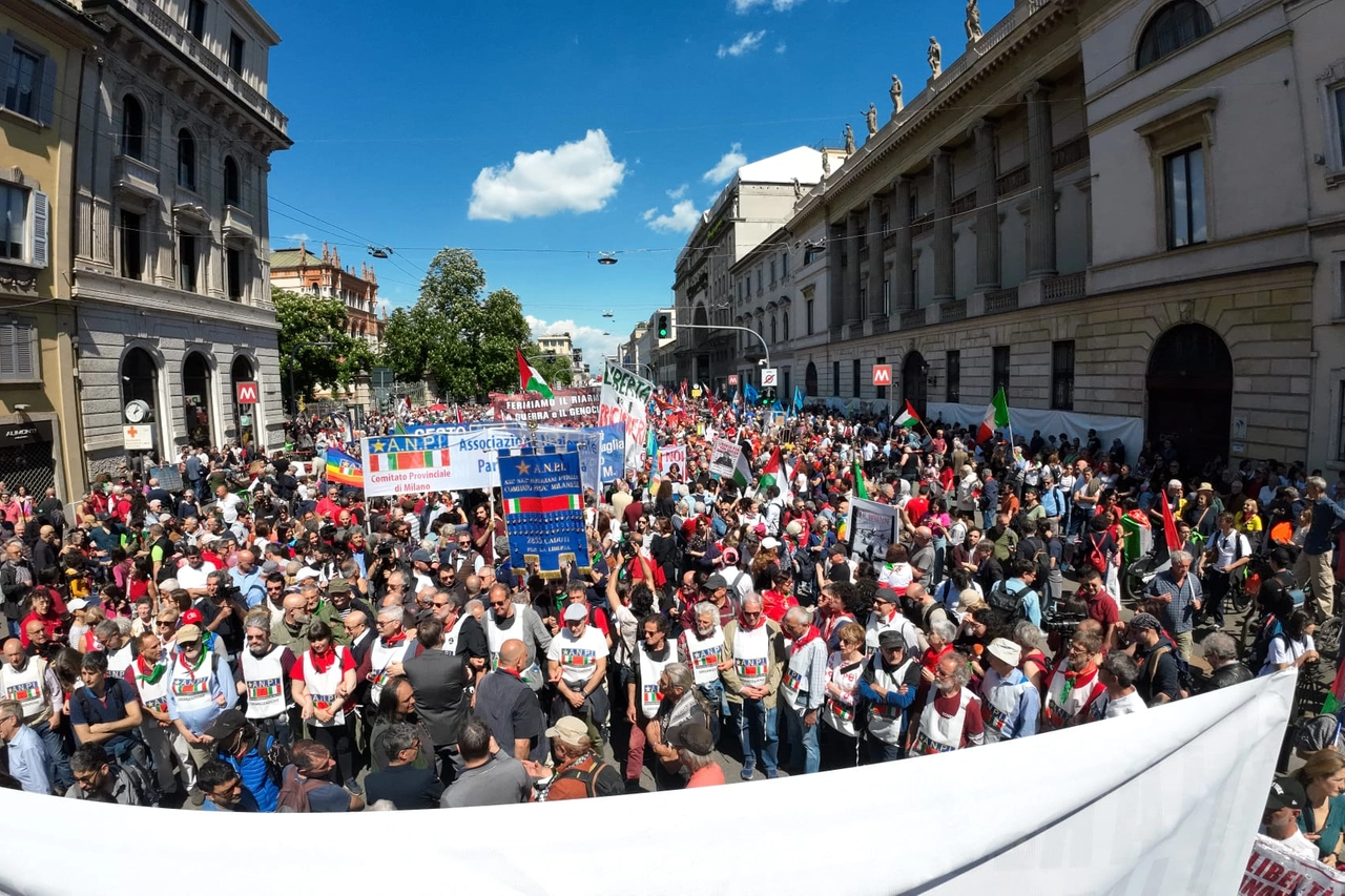 Anpi guida il corteo dopo che i Pro Pal si sono spostati