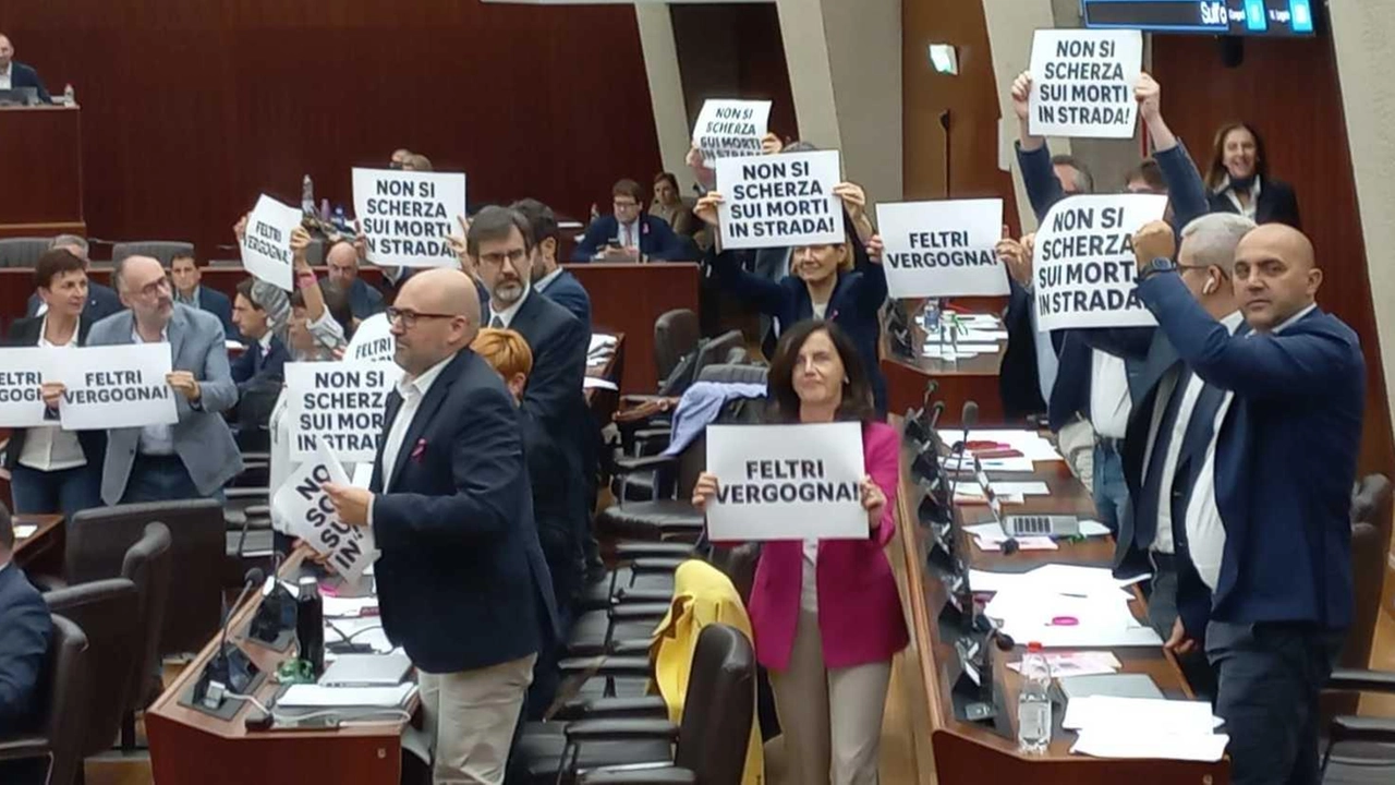 I cartelli di protesta esposti dal centrosinistra durante la seduta del Consiglio I cartelli di protesta esposti dal centrosinistra durante la seduta del Consiglio