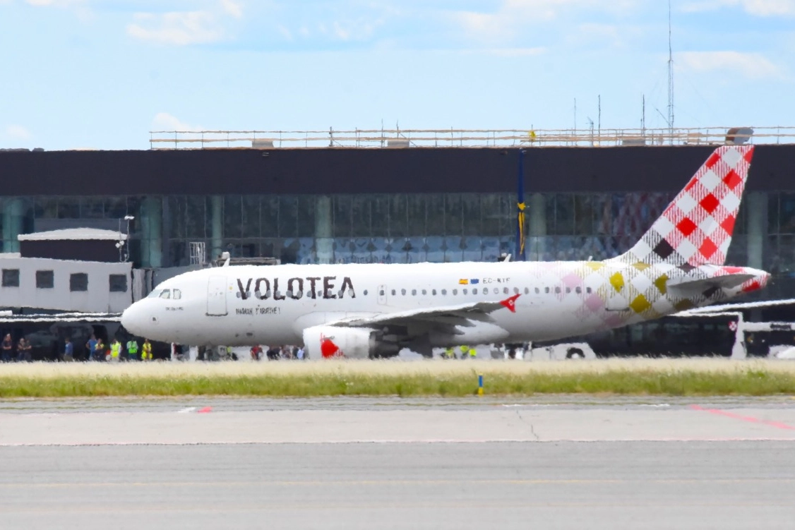 L'aereo della Volotea il cui motore ha risucchiato e ucciso l'uomo