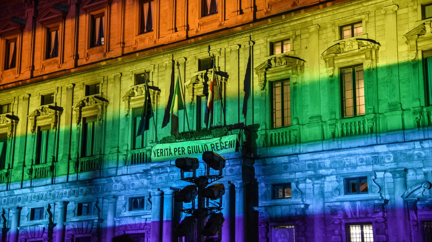La facciata di Palazzo Marino, sede del Comune di Milano, illuminata con i colori dell'arcobaleno in occasione del Gay Pride 2023 (Foto d'Archivio)
