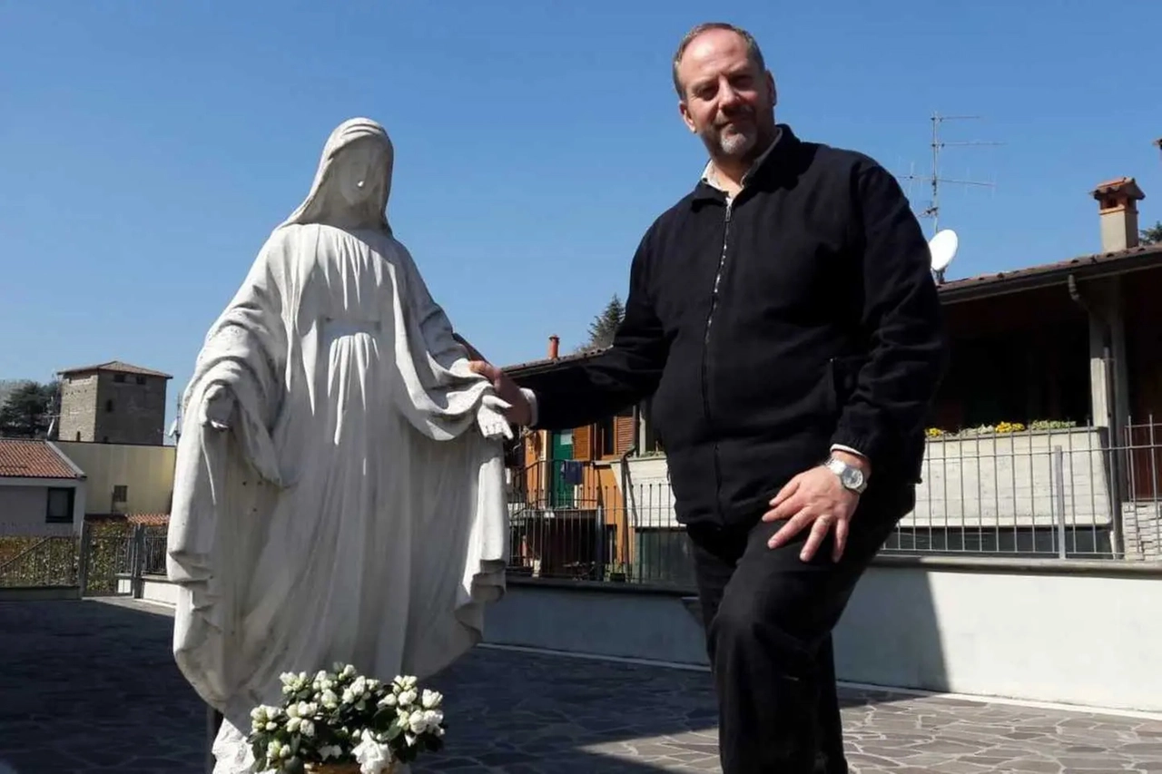 Marco Ferrari a fianco di una statua della Madonna nell'Oasi dalla Mamma dell'amore