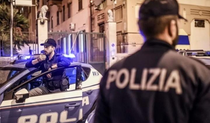 Como: picchia la nonna, distrugge i mobili e aggredisce i poliziotti Como: picchia la nonna, distrugge i mobili e aggredisce i poliziotti