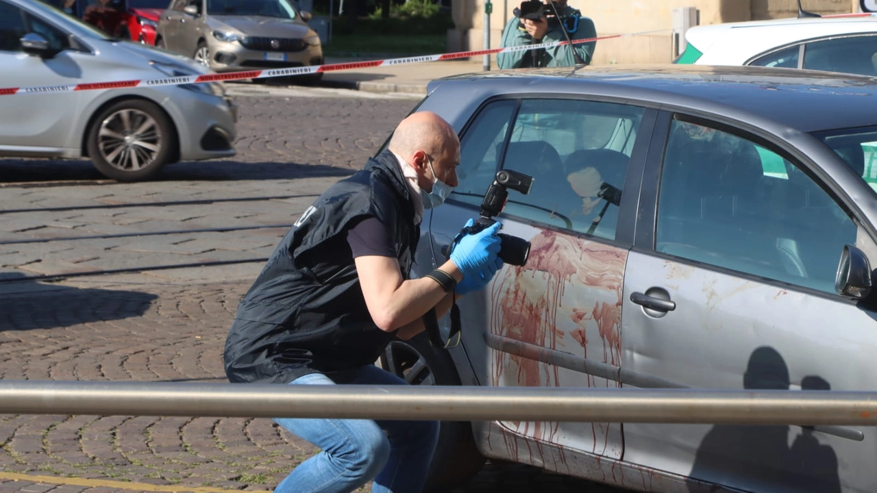 I rilievi scientifici dei carabinieri sull'auto macchiata di sangue