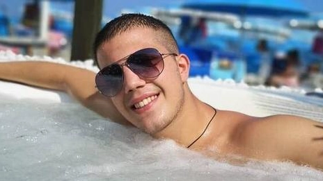 Omar Bassi il 23enne di Bollate, morto il 5 agosto in Calabria per un’emorragia celebrale. Il 20 luglio cinque buttafuori di una discoteca si erano avventati su di lui Omar Bassi il 23enne di Bollate, morto il 5 agosto in Calabria per un’emorragia celebrale. Il 20 luglio cinque buttafuori di una discoteca si erano avventati su di lui
