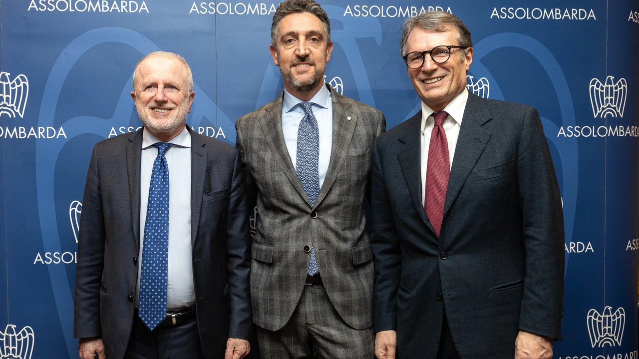Mattia Macellari (al centro) fra il direttore generale Alessandro Scarabelli e il presidente di Assolombarda Alessandro Spada